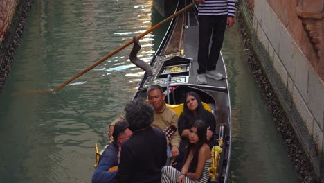 Cantante-Italiano-En-Góndola-Canta-Para-Una-Familia-En-Venecia