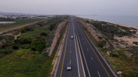 La-Autopista-Y-El-Ferrocarril-En-Moshav-Megadim,-Cerca-De-Las-Afueras-De-Haifa,-En-El-Norte-De-Israel.