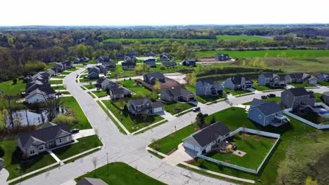 Paso-Elevado-Aéreo-De-Un-Barrio-Suburbano-En-El-Campo