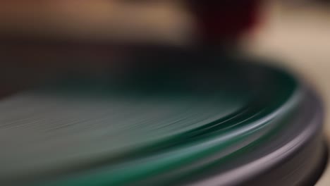 Makroaufnahme,-Grüne-Vinyl-Schallplatte-Dreht-Sich-Auf-Einem-Vintage-Grammophon