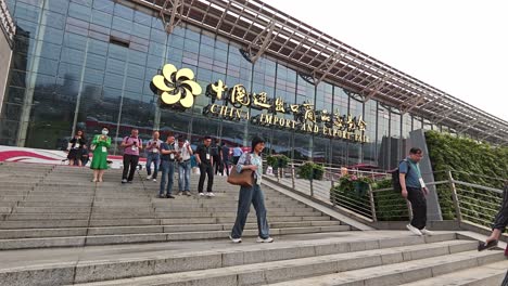 Compradores-Visitantes-Extranjeros-Que-Abandonan-El-Complejo-De-La-Feria-De-Cantón-Al-Final-Del-Día-De-Exposición,-Guangzhou,-China
