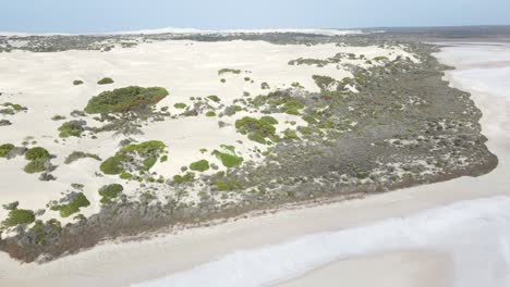 Drohnenaufnahmen-über-Dem-Rosa-Lake-MacDonnell-Und-Den-Sanddünen-In-Südaustralien