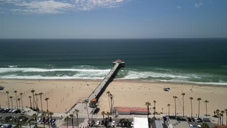 Drohnenvideo-Vom-Manhattan-Beach-Pier-In-Los-Angeles,-Kalifornien-An-Einem-Strahlend-Sonnigen-Tag