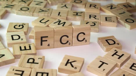 Akronym-Der-US-Regierungsbehörde-FCC-Mit-Scrabble-Buchstabensteinen-Auf-Dem-Tisch-Gebildet