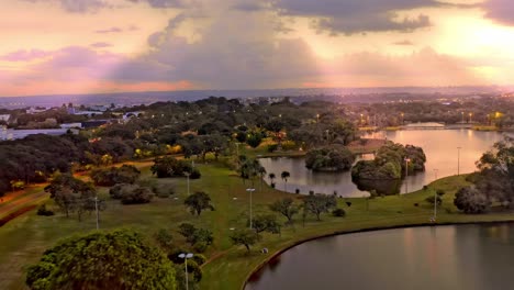 Sonnenuntergang-über-Dem-Stadtpark-Von-Brasilia-Mit-üppigem-Grün-Und-See