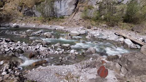 Dos-Ríos-Con-Aguas-Cristalinas-Se-Fusionan-En-Uno-En-El-Valle-De-Montaña-En-Austria,-Europa