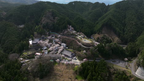 Panorama-Luftaufnahme-Des-Buddhistischen-Tempels-Tsubosakadera-Und-Der-Bewaldeten-Berge-In-Takatori,-Japan