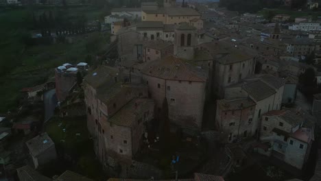 Cinematografía-Del-Atardecer-De-Anghiari:-Vista-Aérea-Orbitando-En-La-Provincia-De-Arezzo,-Toscana,-Italia