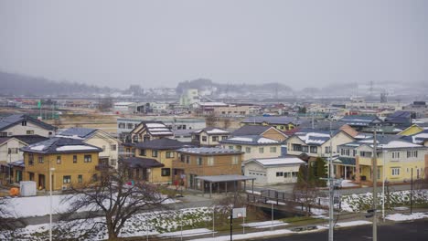 Barrio-Residencial-En-El-Norte-De-Japón,-Nieve-Cayendo-En-La-Prefectura-De-Yamagata.