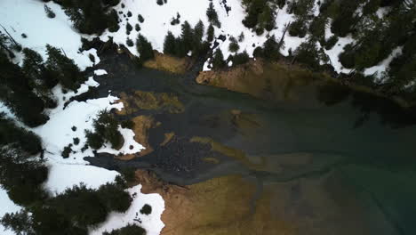 Drohnenaufnahme-Aus-Großer-Höhe-Mit-Blick-Auf-Feuchtgebiete-Inmitten-Von-Schnee-In-Alaska