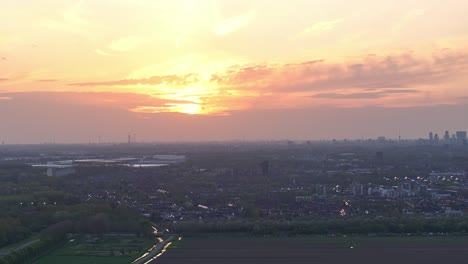 Hendrik-ido-ambacht-Con-Un-Pintoresco-Cielo-Al-Atardecer-En-El-Oeste-De-Holanda,-Europa