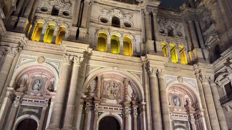 Catedral-Católica-De-Málaga-Por-La-Noche-Luces-Amarillas-Dentro-Del-Edificio-Histórico-España