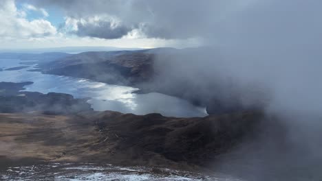 Toma-Panorámica-Del-Lago-Lomond-Con-Nieve-En-El-Ben-Lomond-Munro-En-Los-Trossachs