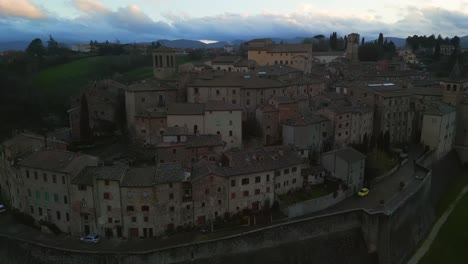 Anghiari-Kinematographie-In-Der-Abenddämmerung:-Panoramablick-Auf-Die-Umlaufbahn-In-Der-Provinz-Arezzo,-Toskana,-Italien