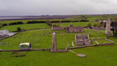 Wunderschöne-Luftparallaxe-Der-Frühchristlichen-Siedlungen-Von-Clonmacnoise-In-Europa