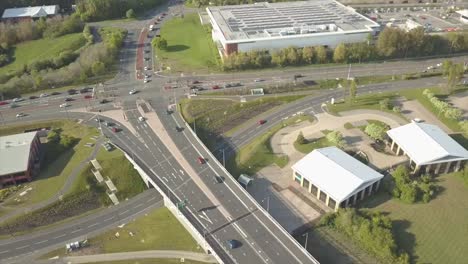 Drohnenansicht-Des-Verkehrs-An-Einer-Kreuzung-In-Sunderland-Im-Nordosten-Englands