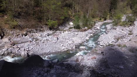 órbita-De-Drones-Sobre-El-Río-En-El-Valle-De-La-Montaña-En-Austria,-Europa