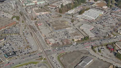 Luftaufnahme-Des-Coquitlam-Commercial-Center-Mit-Viel-Verkehr-Auf-Der-Autobahn