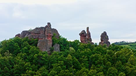 Belogradchik-Sandsteinfelsen-Erheben-Sich-über-Der-Bulgarischen-Waldlandschaft,-Drohnenaufnahme