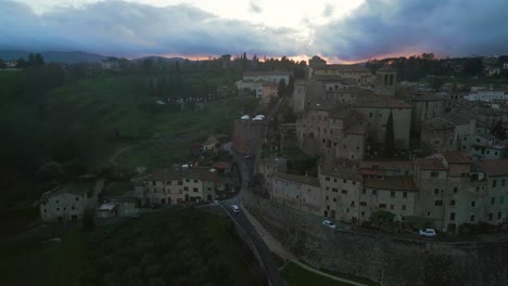 Erkundung-Von-Anghiari:-Kinematografische-Luftaufnahmen-Einer-Umlaufbahn-Bei-Sonnenuntergang,-Provinz-Arezzo,-Italien