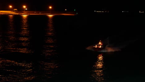 Lotsenboot-Im-Hafen-Von-Valencia-Bei-Nacht