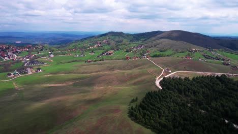 Malerische-Landschaft-Und-Landschaft-Des-Zlatibor-Gebirges,-Serbien,-Drohnen-Luftaufnahme