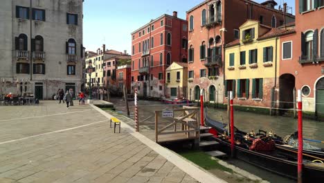 Las-Góndolas-Llevan-El-Canal-De-Agua-En-Venecia-En-Un-Hermoso-Día-De-Primavera.