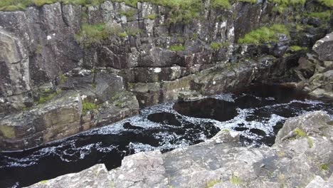 Arroyo-Del-Río-Junto-A-Un-Desfiladero-En-Escocia