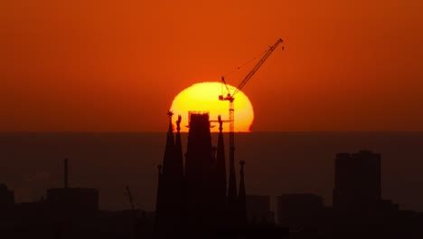 Timelapse-of-sun-rising-behind-Sagrada-Familia,-Barcelona