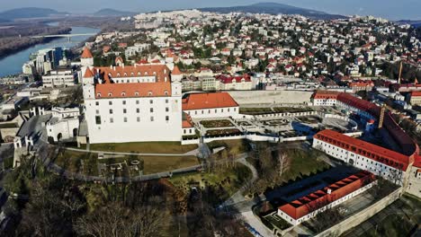 Luftaufnahme-Des-Panoramablicks-Auf-Die-Burg-Von-Bratislava---Historisches-Wahrzeichen-Der-Slowakischen-Republik