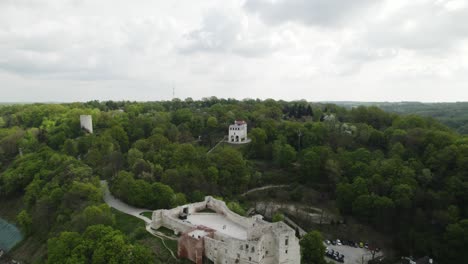 Luftaufnahme,-Mit-Schloss-Kazimierz-Dolny-In-Polen-Im-Vordergrund