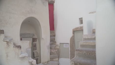 Griechische-Architektonische-Besonderheiten-In-Einer-Kleinen-Küstenstadt-In-Griechenland