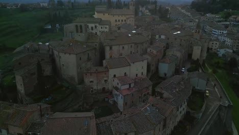 Cinematografía-Al-Atardecer:-Belleza-Aérea-Orbitando-Anghiari-En-La-Provincia-De-Arezzo,-Toscana,-Italia