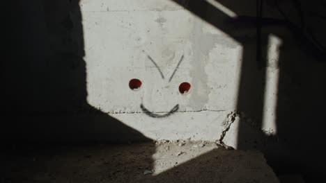 Smiley-Graffiti-Schattenspiel-An-Einer-Wand