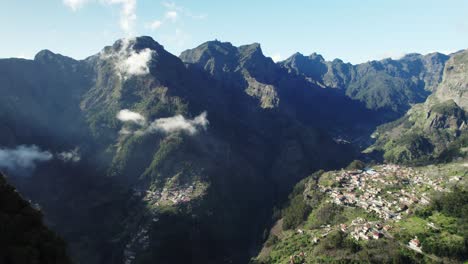Aérea-Del-Corral-Das-Freiras,-El-Casco-Antiguo-En-El-Valle-De-La-Montaña,-Madeira-4k
