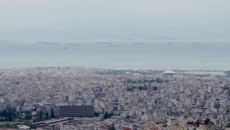 Tele-Luftdrohne-Fliegt-über-Die-Stadt-Athen,-Wolkiger,-Launischer-Tag-Mit-Panoramablick-Auf-Meer-Und-Gebäude