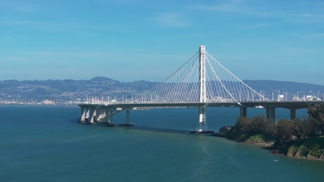 Toma-Cinematográfica-De-Un-Dron-Del-Puente-De-La-Bahía-Que-Conecta-San-Francisco-Con-Oakland