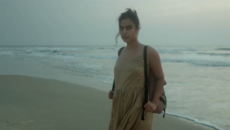 Sinnliche-Bräune-Indische-Frau-Steht-An-Einem-Strand-In-Indien