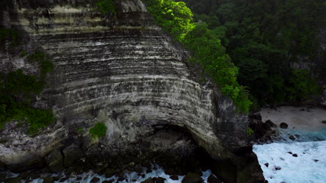 Rocky-wall-of-high-cliffs-of-Nusa-Penida,-Bali-in-Indonesia