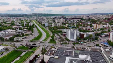 Luftbild-Drohne-Hyperlapse-In-Tudor-In-Der-Nähe-Des-Einkaufszentrums-Iulius-In-Der-Stadt-Iasi-In-Rumänien