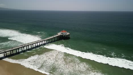 Vídeo-De-Drones-Del-Muelle-De-Manhattan-Beach-En-Los-Ángeles,-California,-En-Un-Día-Soleado