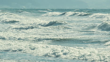 Slow-motion-of-big-waves-rolling