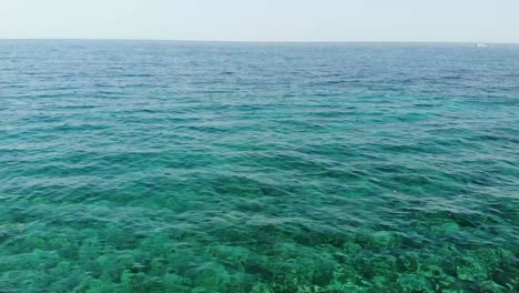 Pareja-De-Turistas-Disfrutando-Del-Día-De-Playa,-Filmado-Con-Un-Drone