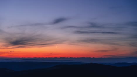 Morgen-Zeitraffer-Im-Schwarzwald-Mit-Dem-Mond-Und-Spektakulären-Farben