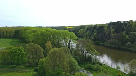 Fluss-Mayenne-Und-Landschaft,-Frankreich.-Luftaufnahme-Nach-Vorn