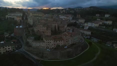 Anghiari-En-Tomas-Aéreas-Cinematográficas:-Vuelo-Dorado-Orbitando-Al-Atardecer-Sobre-Toscana,-Italia