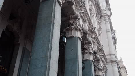 Ikonische-Säulen-Des-Cybele-Palastgebäudes-In-Madrid,-Kulturelles-Wahrzeichen-Spaniens