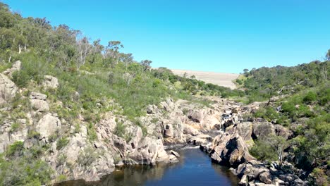 Imágenes-De-Drones-Volando-Por-El-Río-Queanbeyan-Y-Luego-El-Aliviadero-Para-Revelar-Una-Presa-De-Googong-Llena-Cerca-De-Queanbeyan-En-Nueva-Gales-Del-Sur,-Australia