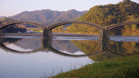 Puente-Arqueado-Japonés-Medieval,-Kintaikyo-En-Iwakuni,-Mañana-De-Primavera-En-Japón
