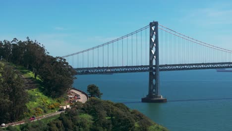 Teleobjektiv-Filmdrohnenaufnahme-Der-Oakland-Bridge-Mit-Verkehr